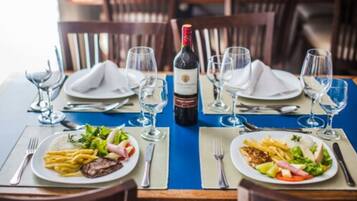 حيث تُقدم وجبات الإفطار، الغداء، العشاء، الأطباق البرازيلية