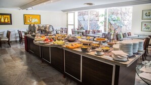 Un buffet proposant une variété de plats et d'assiettes.