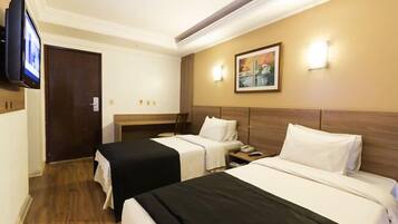 ملاءات للفراش لا تسبب الحساسية وميني بار ومكتب وملاءات أسرّة