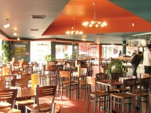 Lunch and dinner served - Rayland Motel (Auckland)