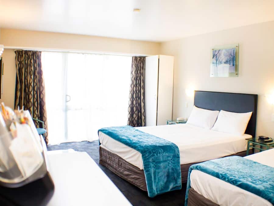 Tabla de planchar con plancha, wifi gratis y ropa de cama