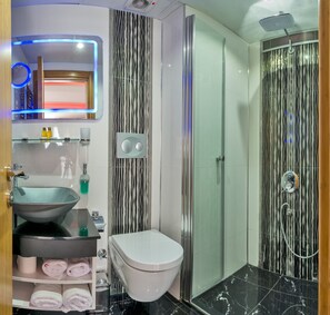 Shower, hair dryer, slippers, bidet - Taxim Trend Suites (Istanbul)
