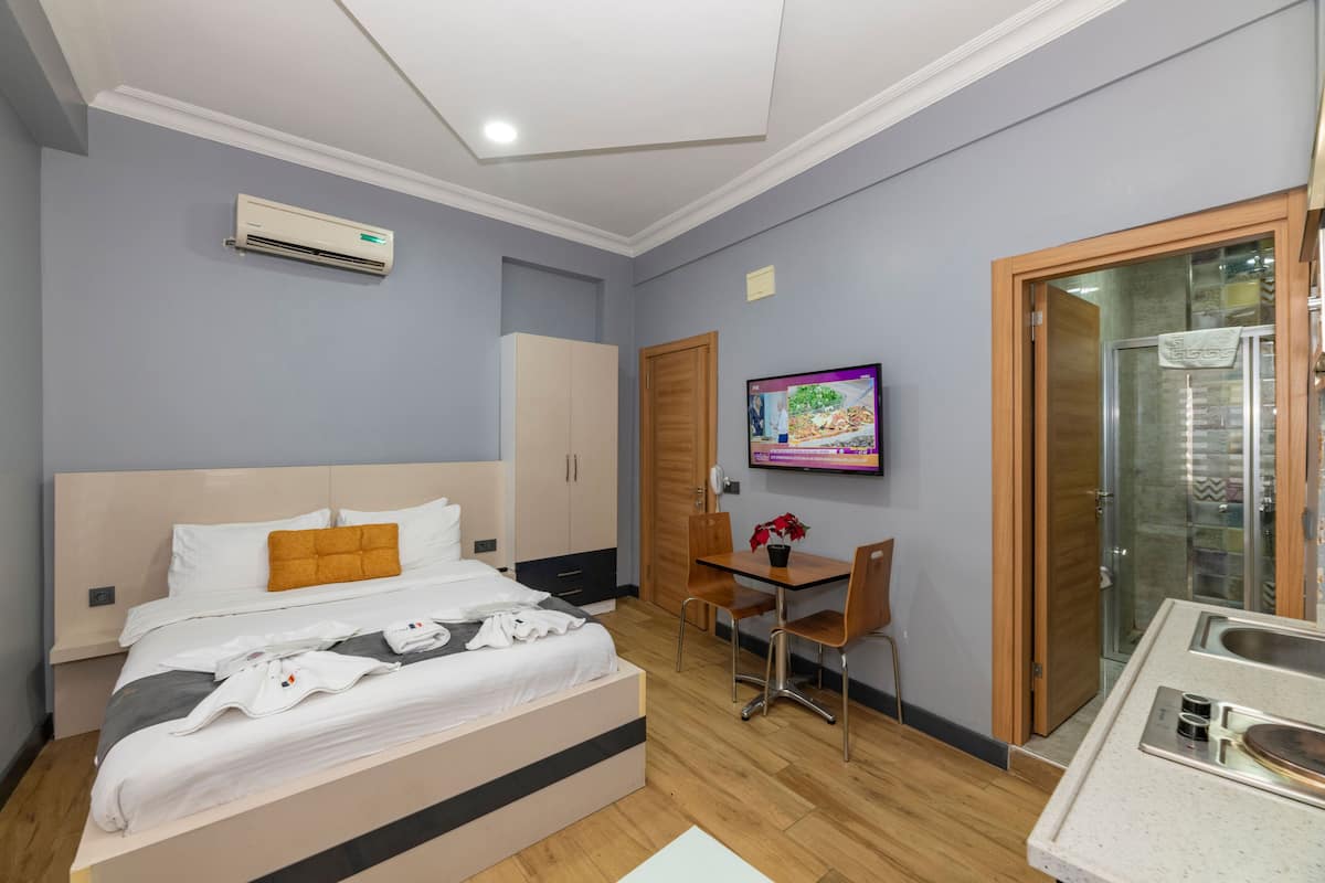 B) Standart Cift Kisilik Suite | 1 bedroom, premium bedding, in-room safe, individually decorated