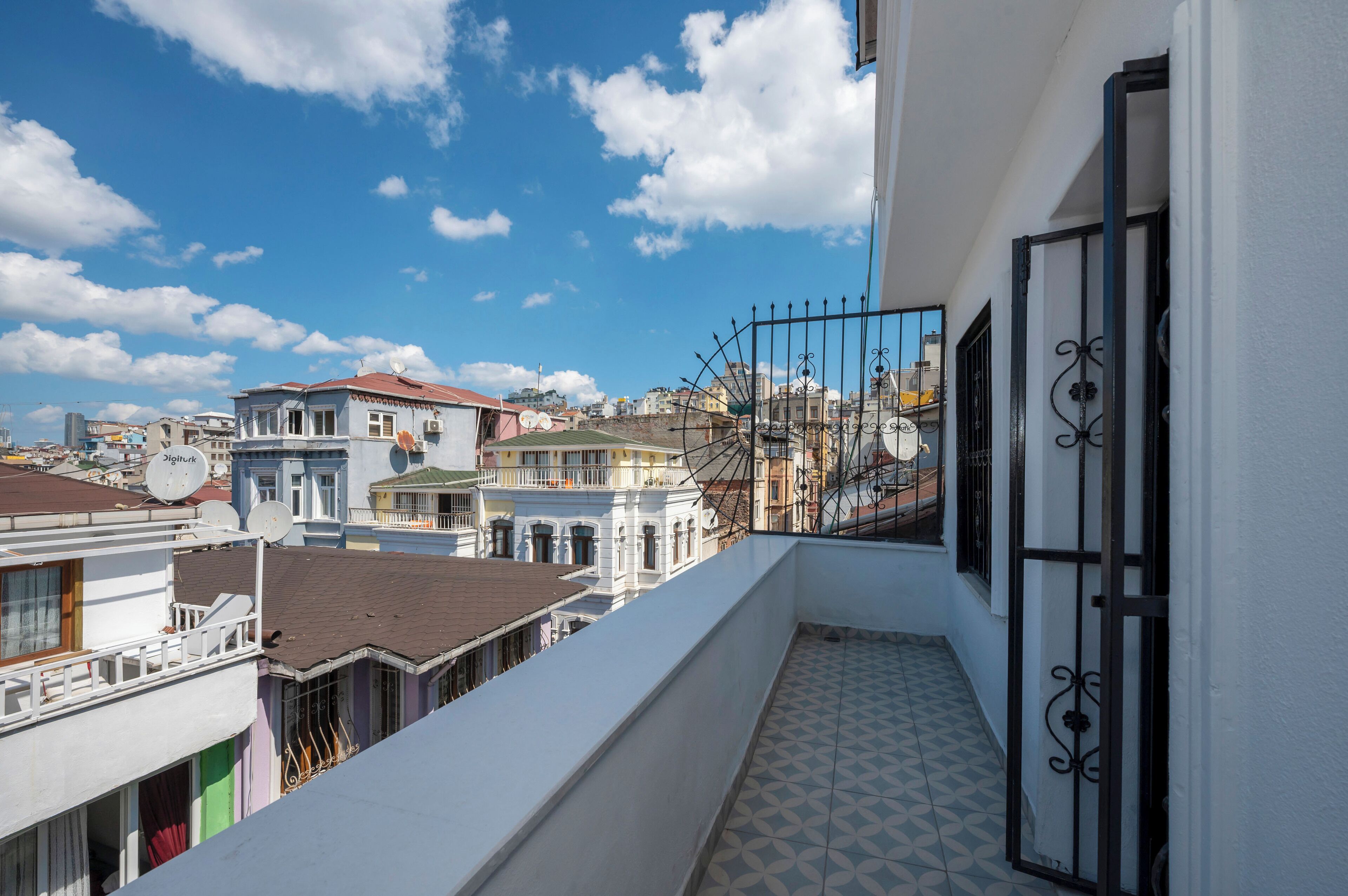T) Two Bedroom Apartment With Balcony | 客房景觀
