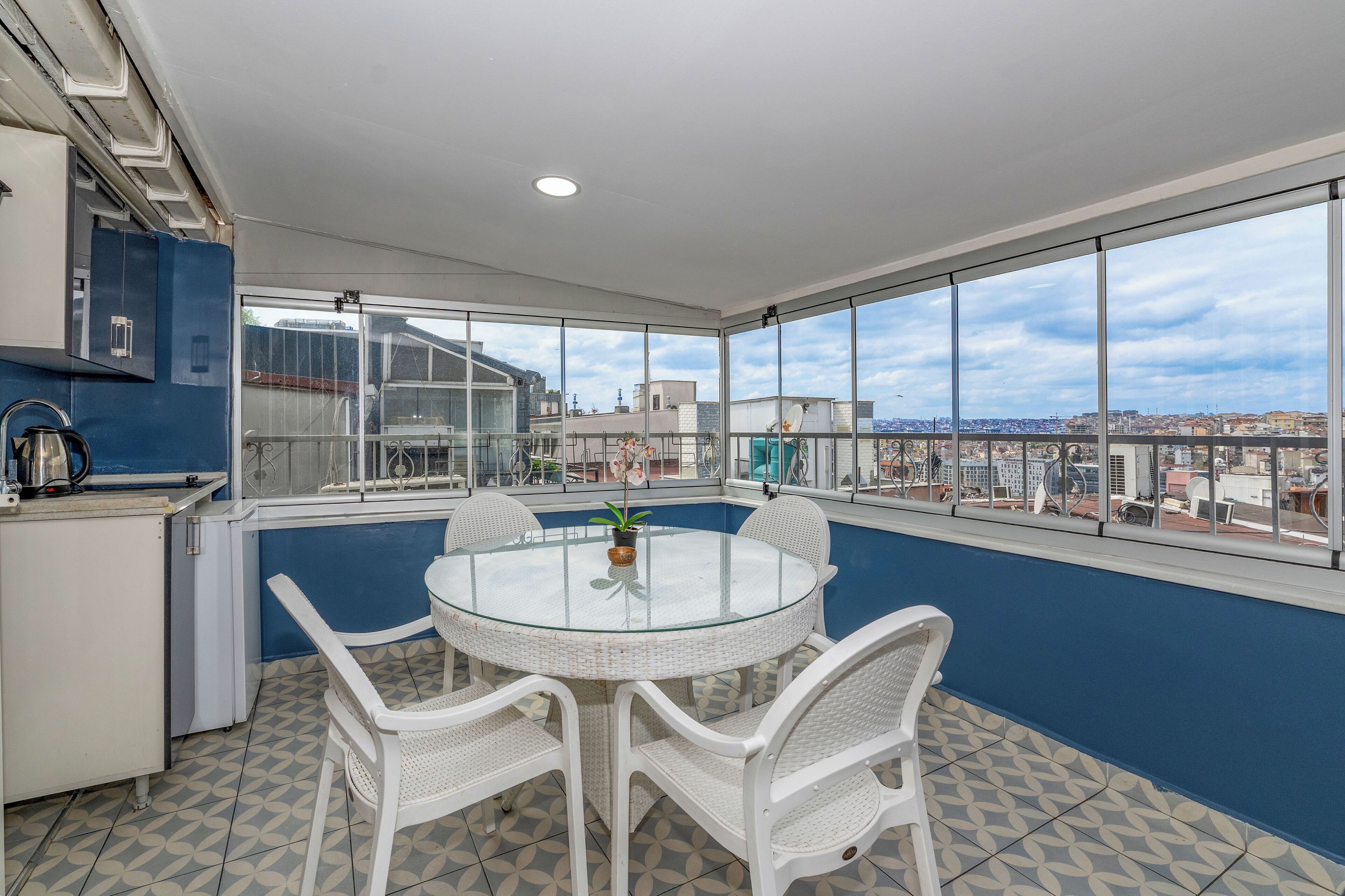 L) SUITE WITH CITY VIEW | Terrace/patio