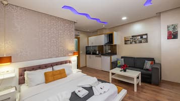 F) King Suite | Roupas de cama premium, cofres nos quartos, individualmente decorados
