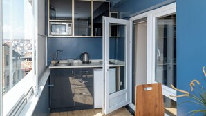 C) Standard Double Room with Terrace | 私人厨房