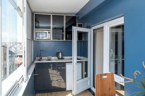 C) Standard Double Room with Terrace | Private kitchen | Fridge, microwave, stovetop, cookware/dishes/utensils - Taxim Trend Suites (Istanbul)