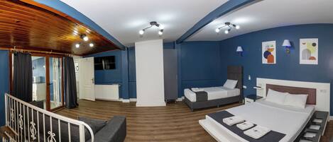 Una habitación de hotel con una cama, un escritorio y una escalera.