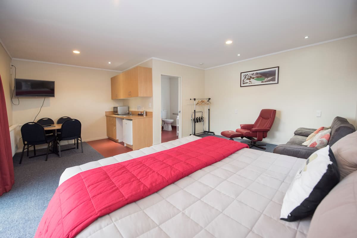 Studio | 1 bedroom, in-room safe, iron/ironing board, free WiFi
