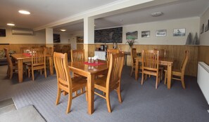 Petit déjeuner et dîner servis sur place