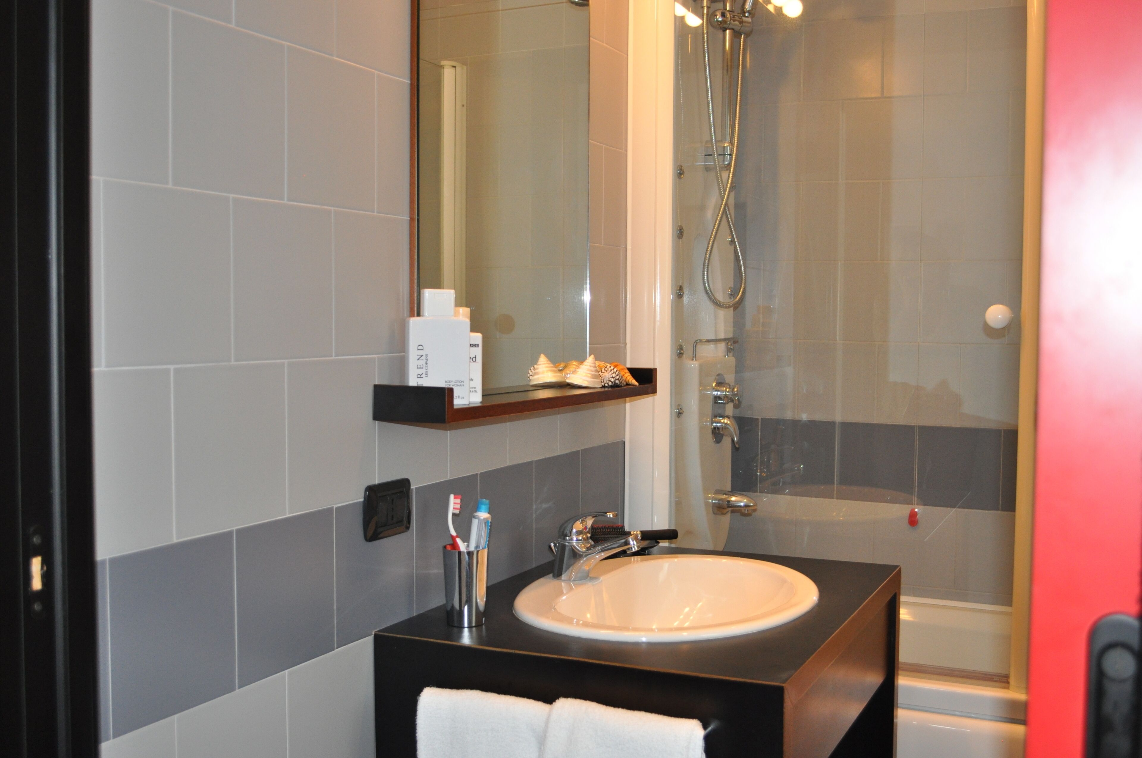 Duschwanne, kostenlose Toilettenartikel, Haartrockner, Hausschuhe