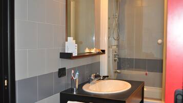 Duschwanne, kostenlose Toilettenartikel, Haartrockner, Hausschuhe