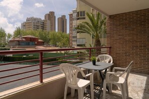Outdoor dining - Apartamentos Carlos V (Benidorm)