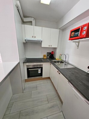 Fridge, microwave, coffee/tea maker - Apartamentos Carlos V (Benidorm)