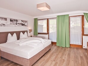 Premium bedding, pillowtop beds, in-room safe, desk - Hotel Neuwirt (Finkenberg)