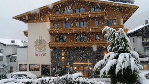 Un hotel amb un cartell destacat que diu "Neuwirt Hotel Restaurant".