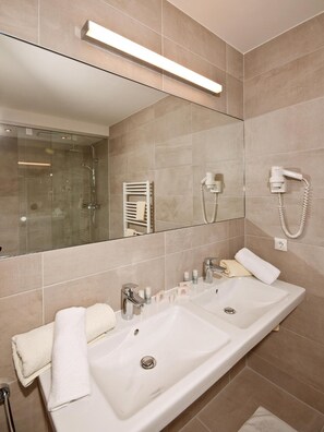Shower, eco-friendly toiletries, hair dryer, bathrobes - Hotel Neuwirt (Finkenberg)