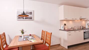 Deluxe-Studio, 1 Schlafzimmer, Bergblick | Essbereich im Zimmer
