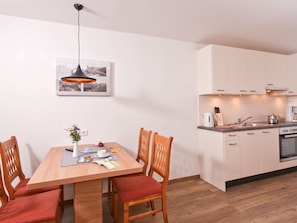 Deluxe Studio, 1 Bedroom, Mountain View | In-room dining - Hotel Neuwirt (Finkenberg)