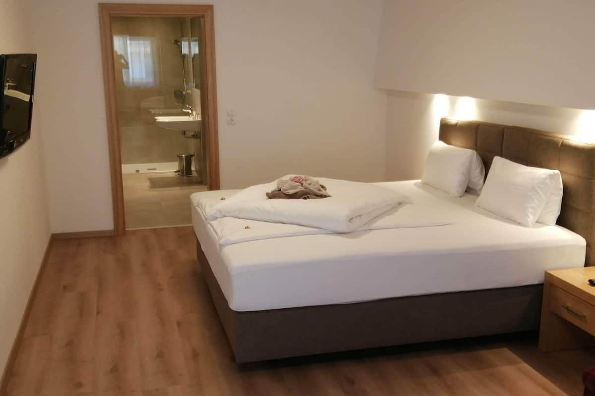 Junior suite, 2 slaapkamers, uitzicht op bergen | Luxe beddengoed, pillowtop-bedden, een kluis op de kamer, een bureau