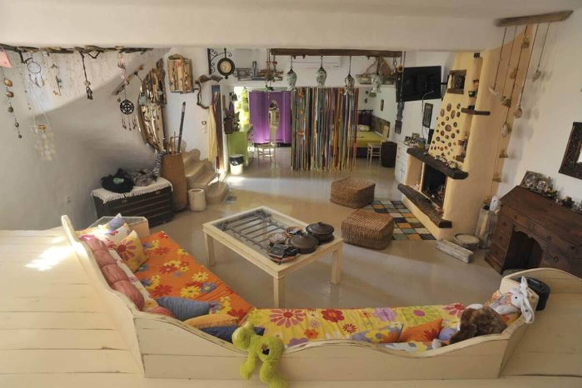 Una sala de estar acogedora con un sofá, una mesa de centro y una chimenea.