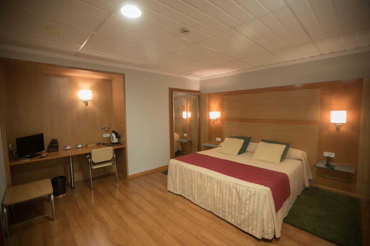 Junior suite | 1 slaapkamer, een gratis minibar, een kluis op de kamer, een bureau