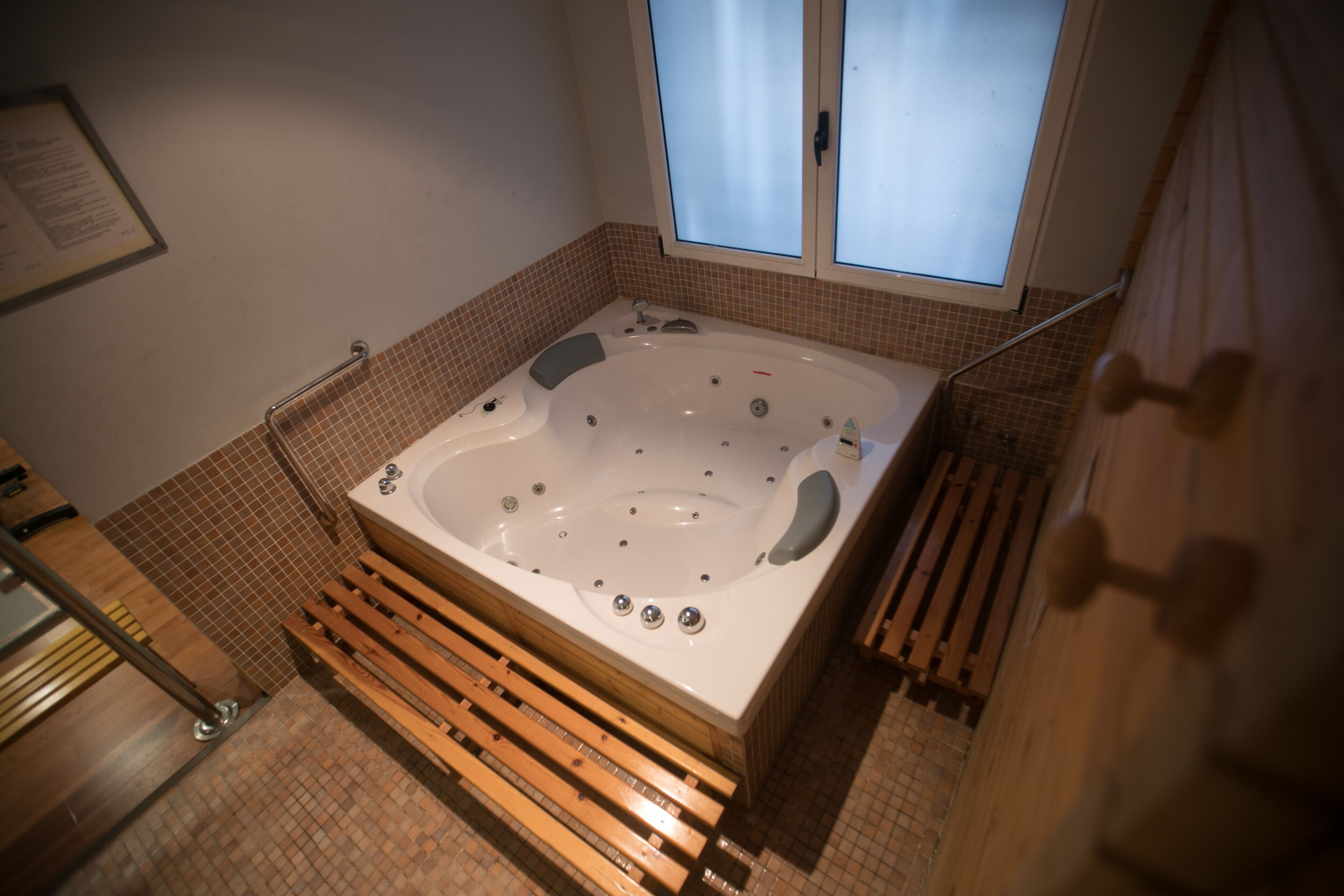 อ่างสปาในร่ม