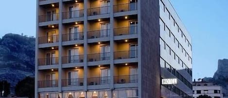 Fachada de la propiedad por la tarde o noche