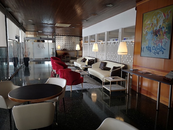 Lobby-lounge