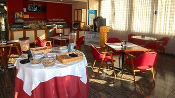 Desayuno buffet (EUR 9 por persona)