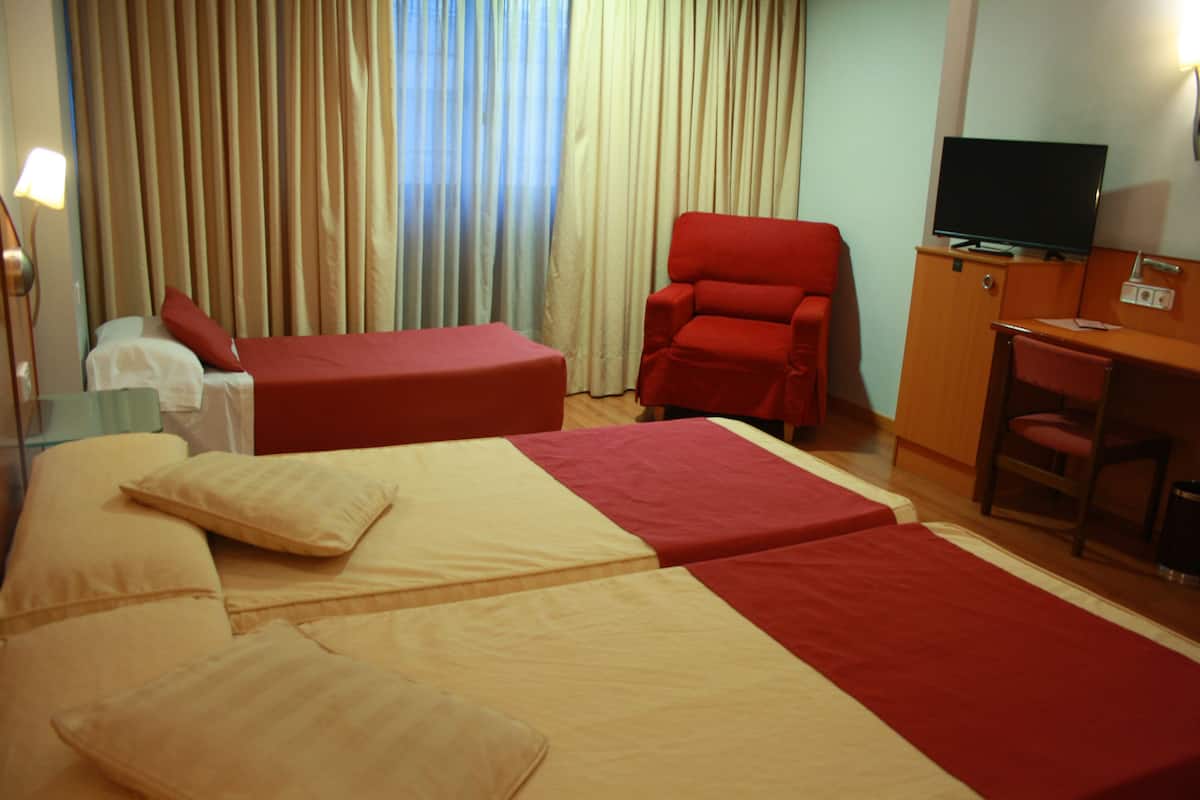 Tweepersoonskamer (+ cama supletoria) | 1 slaapkamer, een gratis minibar, een kluis op de kamer, een bureau