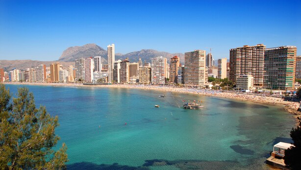 A coastal cityscape with high-rise buildings, a beach, and clear turquoise waters. - Pierre & Vacances Benidorm Horizon (Benidorm)