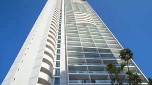 A tall, modern hotel with a curved facade and multiple balconies. - Pierre & Vacances Benidorm Horizon (Benidorm)