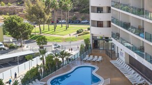 A hotel with a rooftop pool, lounge chairs, and a view of the surrounding area. - Pierre & Vacances Benidorm Horizon (Benidorm)