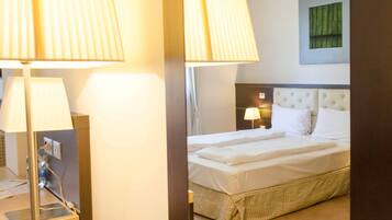 Comfort-Dreibettzimmer | Hochwertige Bettwaren, Daunenbettdecken, Zimmersafe, Schreibtisch
