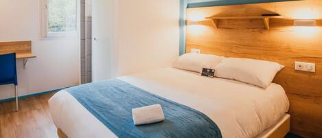 Escritorio, espacio para trabajar con laptop y cortinas blackout