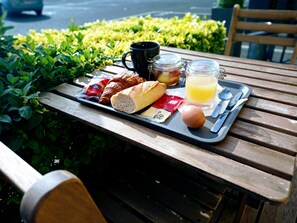Daily buffet breakfast (EUR 9 per person)