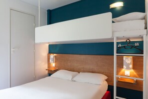 Desk, laptop workspace, blackout curtains, soundproofing - Kyriad Direct Bordeaux Est Lormont (Lormont)