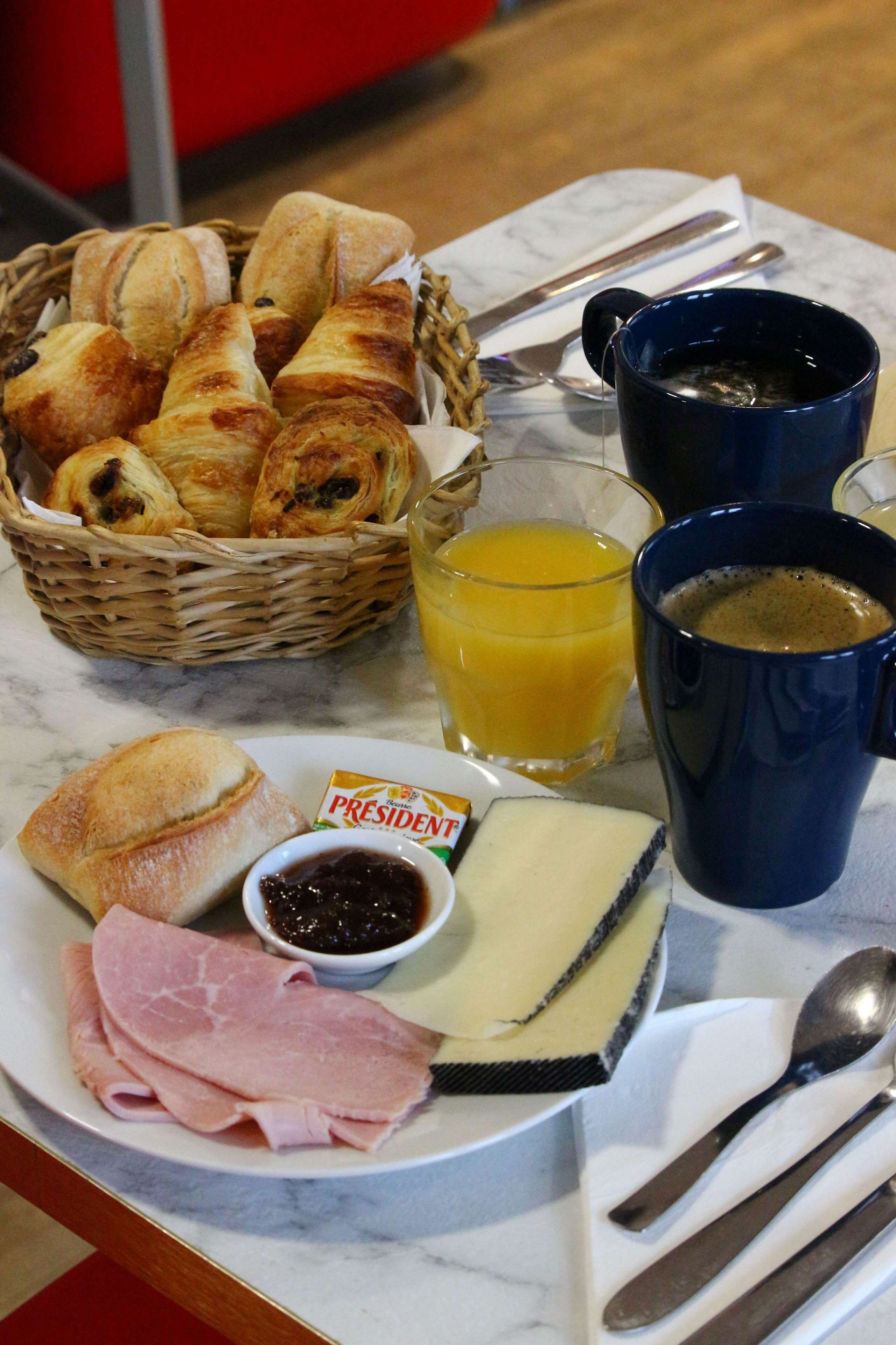 Daily buffet breakfast for a fee