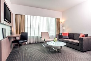 Deluxe Suite, 1 King Bed | City view - Hilton Garden Inn Bangkok Silom (Bangkok)