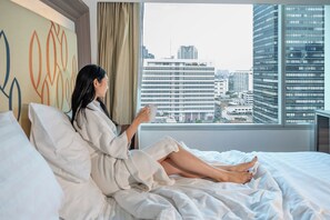 Guest Room, 2 Twin Beds | Minibar, in-room safe, desk, iron/ironing board - Hilton Garden Inn Bangkok Silom (Bangkok)