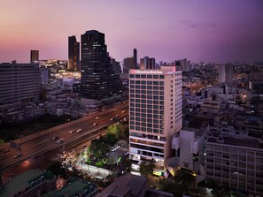 Outdoor pool, pool loungers - Hilton Garden Inn Bangkok Silom (Bangkok)