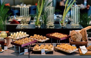 朝食 (ビュッフェ)、毎日提供 (1 名様 530 THB)