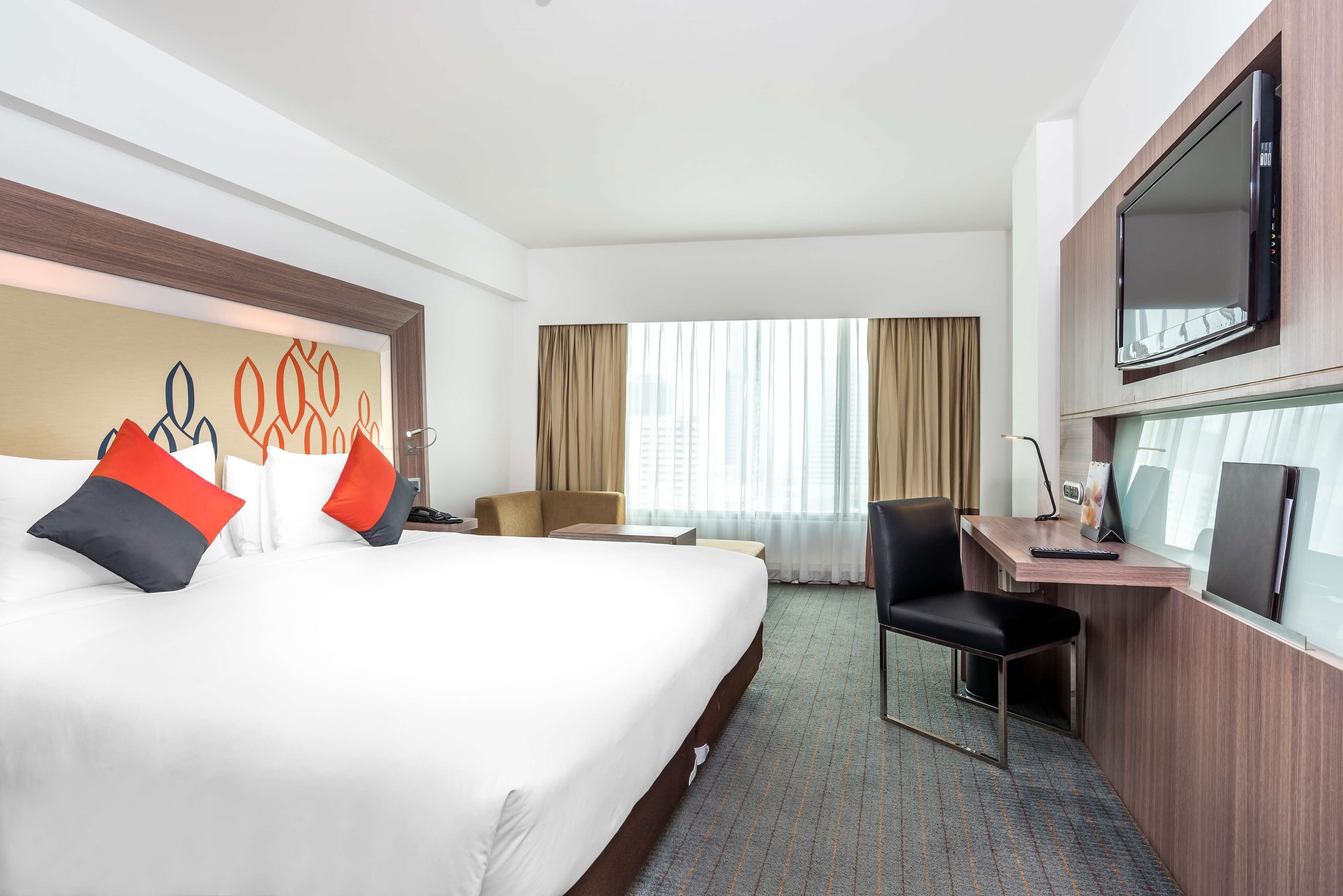 Minibar, in-room safe, desk, iron/ironing board