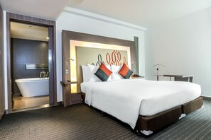 Deluxe Suite, 1 King Bed | Minibar, in-room safe, desk, iron/ironing board - Hilton Garden Inn Bangkok Silom (Bangkok)