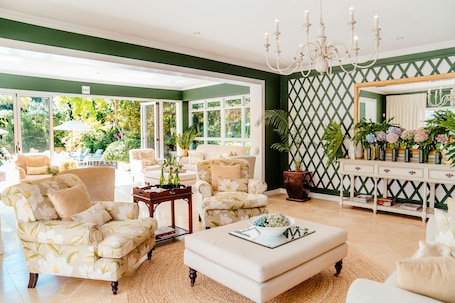 Ledtelevisie, een dvd-speler, een iPod-dock en vloerwarming