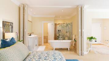 Luxury-Suite, 1 King-Bett | Hochwertige Bettwaren, Daunenbettdecken, kostenlose Minibar, Zimmersafe