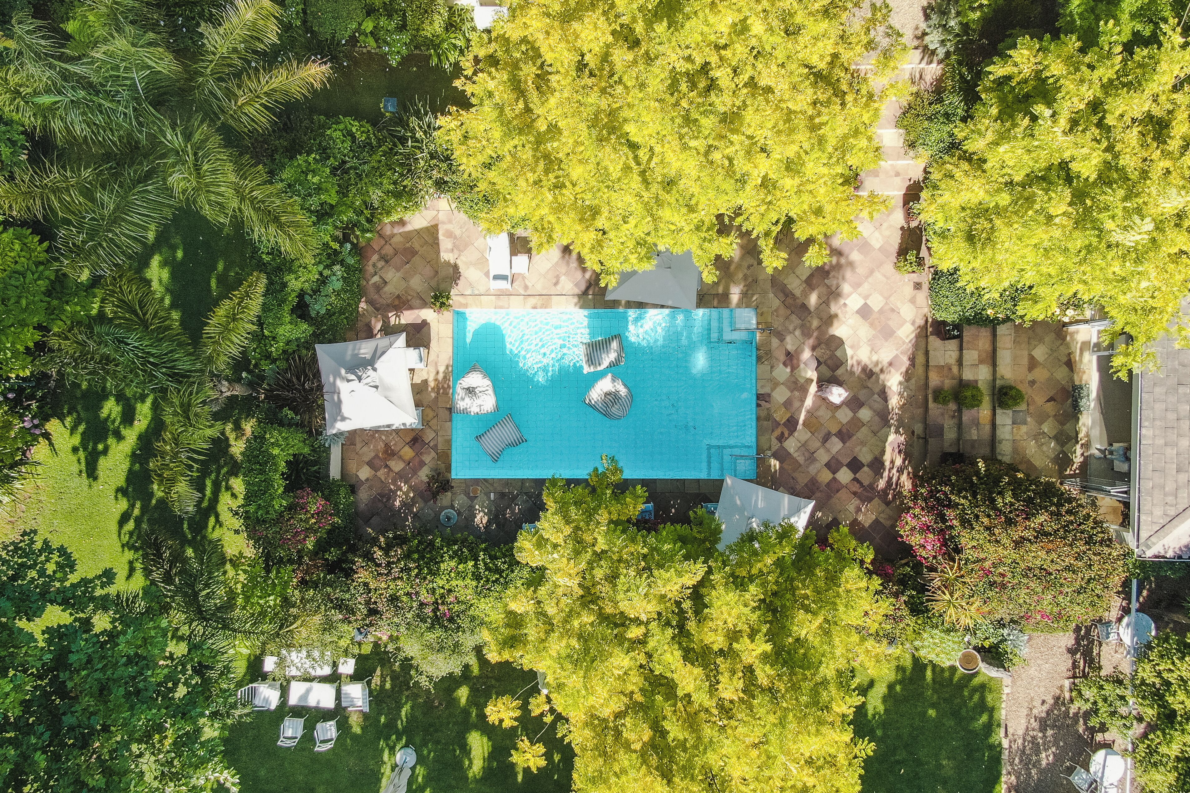 Een buitenzwembad en ligstoelen