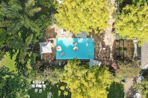 Alberca al aire libre y camastros